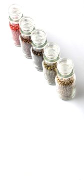 Cam şişe içinde peppercorns değişiklik