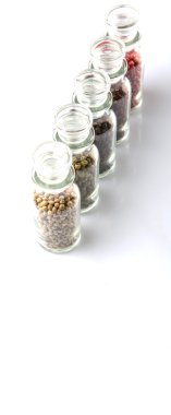 Cam şişe içinde peppercorns değişiklik