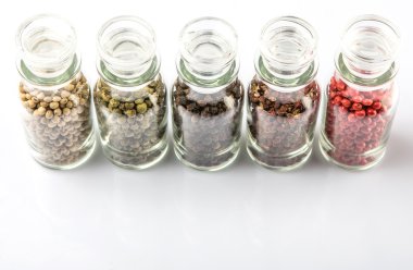 Cam şişe içinde peppercorns değişiklik
