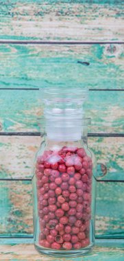 Pembe peppercorns çeşitli içinde cam şişe