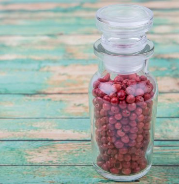 Pembe peppercorns çeşitli içinde cam şişe