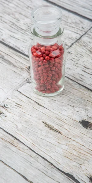 Pembe peppercorns çeşitli içinde cam şişe — Stok fotoğraf