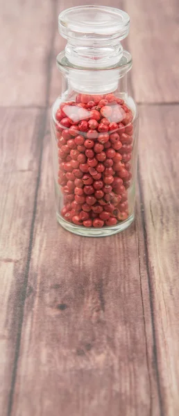 粉红胡椒品种在玻璃瓶 — 图库照片