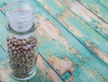 Beyaz karabiber içinde cam şişe