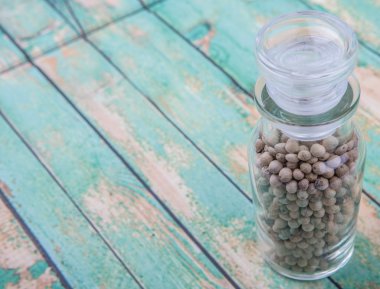 Beyaz karabiber içinde cam şişe