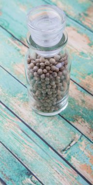 Beyaz karabiber içinde cam şişe