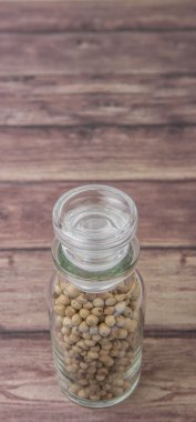 Beyaz karabiber içinde cam şişe