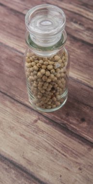 Beyaz karabiber içinde cam şişe