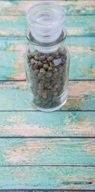 Yeşil peppercorns içinde cam şişe