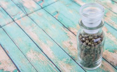 Yeşil peppercorns içinde cam şişe