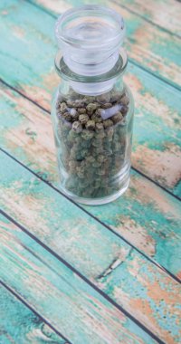 Yeşil peppercorns içinde cam şişe