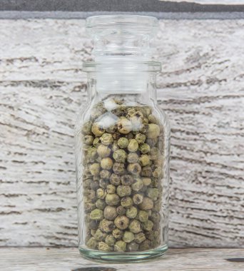 Yeşil peppercorns içinde cam şişe