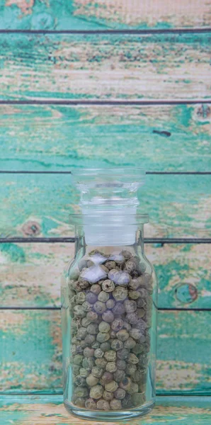 Granos de pimienta verde en frasco de vidrio — Foto de Stock