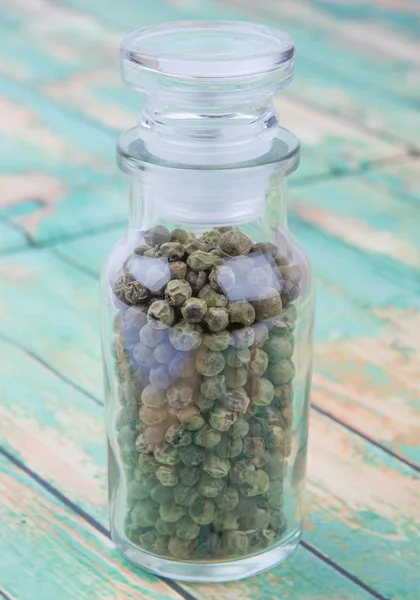 Peppercorns hijau Dalam Kaca Vial — Stok Foto