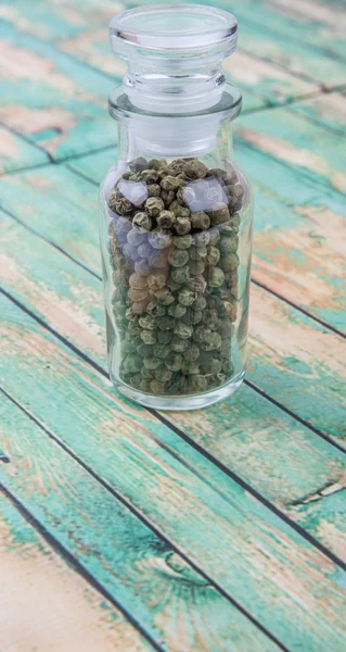 Granos de pimienta verde en frasco de vidrio — Foto de Stock