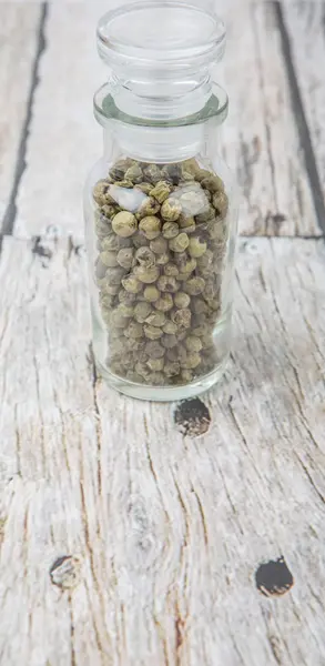 Granos de pimienta verde en frasco de vidrio —  Fotos de Stock