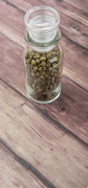 Granos de pimienta verde en frasco de vidrio —  Fotos de Stock