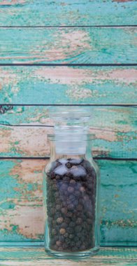 Cam şişe içinde kara biber