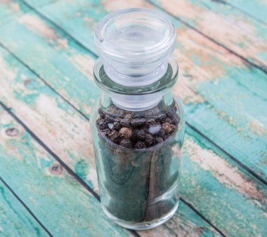 Cam şişe içinde kara biber