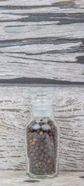 Cam şişe içinde kara biber