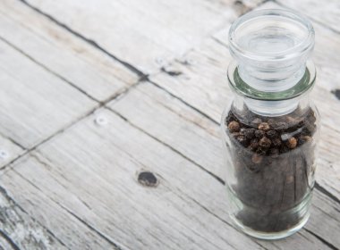 Cam şişe içinde kara biber