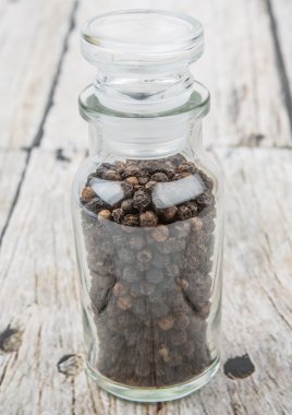 Cam şişe içinde kara biber