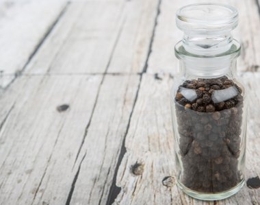 Cam şişe içinde kara biber