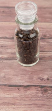 Cam şişe içinde kara biber