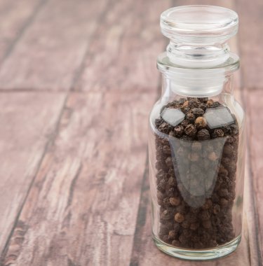 Cam şişe içinde kara biber