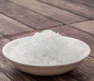 Beyaz kasede deniz tuzu