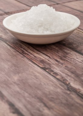 Beyaz kasede deniz tuzu