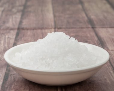 Beyaz kasede deniz tuzu