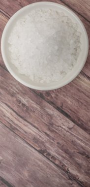 Beyaz kasede deniz tuzu