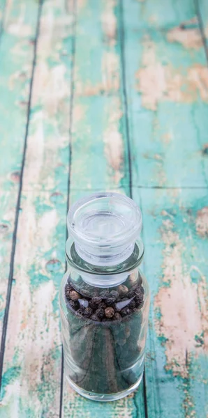 Pimenta preta em frasco de vidro — Fotografia de Stock