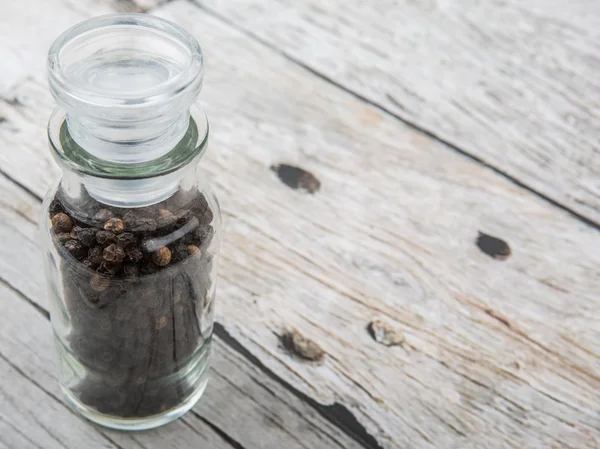 ガラス瓶の黒胡椒 — ストック写真
