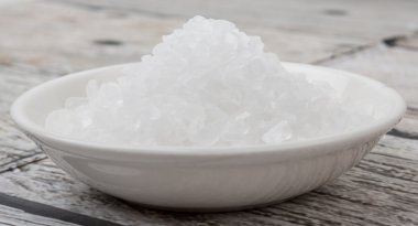 Beyaz kasede deniz tuzu