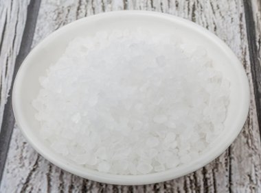 Beyaz kasede deniz tuzu