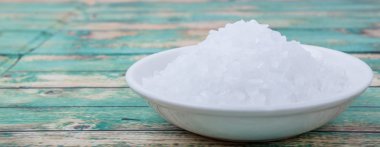 Beyaz kasede deniz tuzu