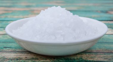 Beyaz kasede deniz tuzu