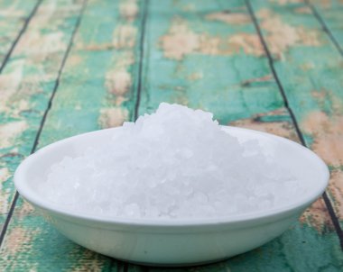 Beyaz kasede deniz tuzu