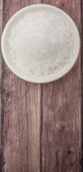 Морська сіль в білій мисці — стокове фото