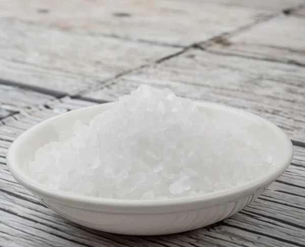 Mořská sůl v bílé misce — Stock fotografie