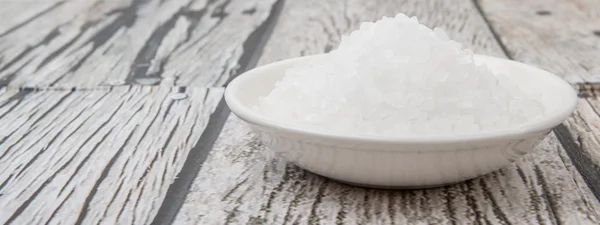 Морская соль в белой чаше — стоковое фото
