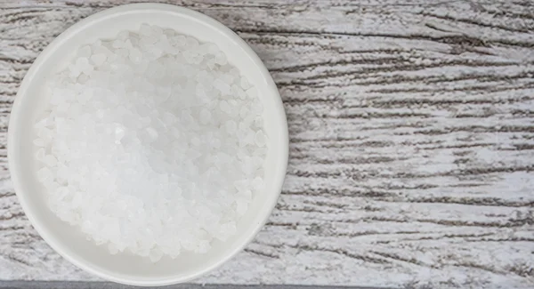 Θαλασσινό αλάτι σε λευκό μπολ — Φωτογραφία Αρχείου