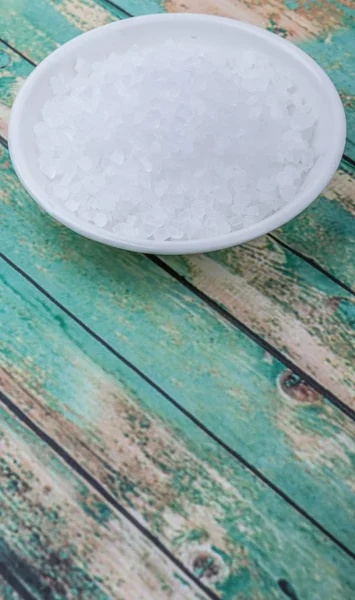 Sel de mer dans un bol blanc — Photo