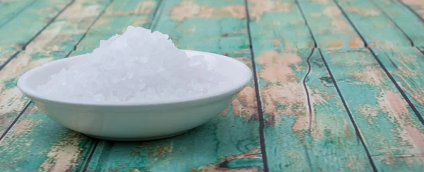 Sel de mer dans un bol blanc — Photo