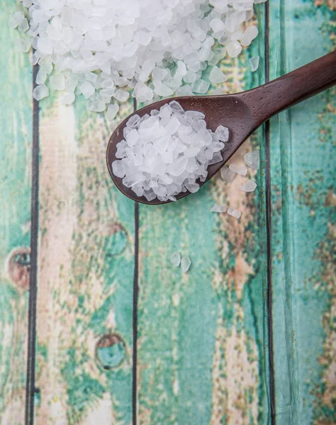Morze soli drewnianą łyżką — Zdjęcie stockowe