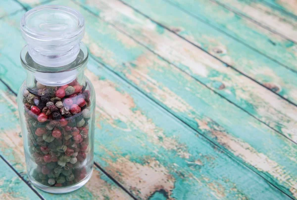 유리병 유리에 혼합 후추의 열매 — 스톡 사진
