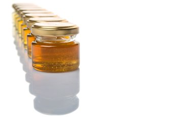 Farklı sınıflarda ve renkler beyaz arka plan üzerinde mason kavanoz bal