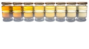 Farklı sınıflarda ve renkler beyaz arka plan üzerinde mason kavanoz bal